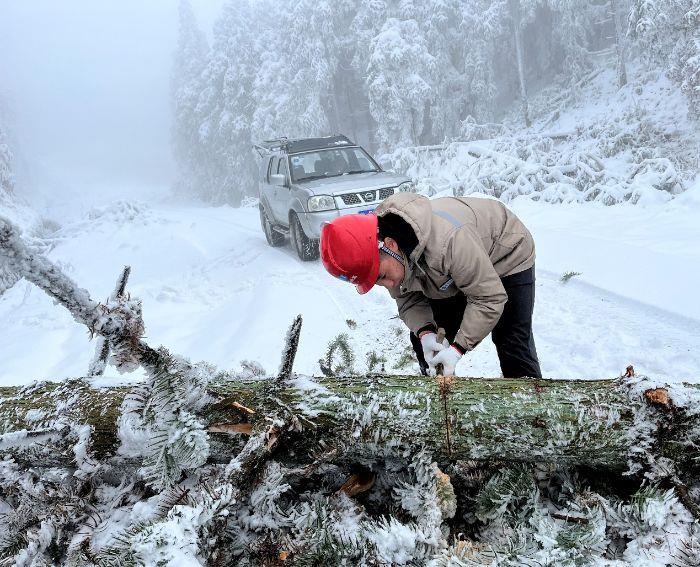 檢修員在通往風(fēng)機(jī)平臺的途中，清理積雪路障（拍攝者：高述科）