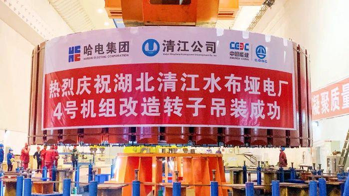 3、水布埡電廠4號(hào)機(jī)組轉(zhuǎn)子吊裝（向睿 攝）
