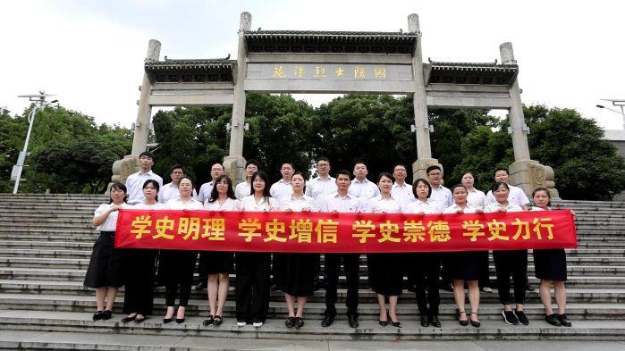7.5團(tuán)結(jié)-6月2日，省天然氣公司《沒(méi)有共產(chǎn)黨就沒(méi)有新中國(guó)》紅歌拍攝現(xiàn)場(chǎng)-烈士陵園獻(xiàn)花合照（拍攝：李凱）