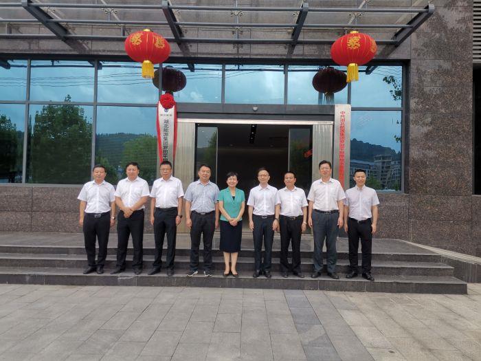 揭牌儀式領(lǐng)導合影（拍攝：袁時雨）
