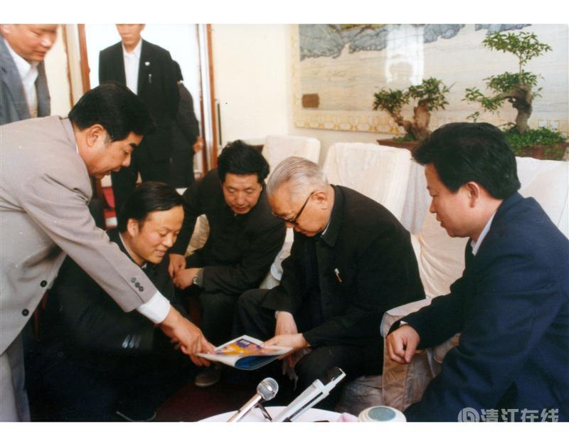 1988年4月，全國(guó)政協(xié)主席李先念在宜昌聽取清江開發(fā)匯報(bào)
