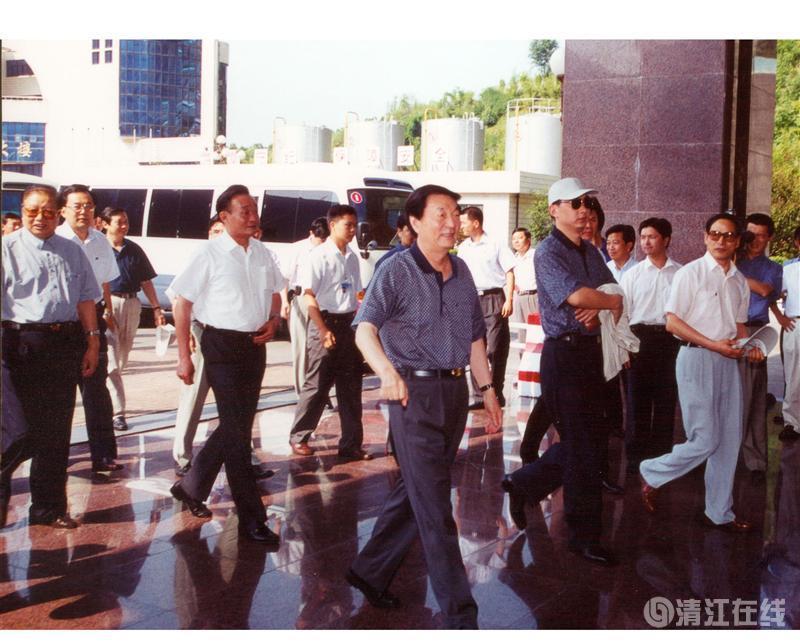 2001年7月，國(guó)務(wù)院總理朱镕基、副總理吳邦國(guó)視察清江