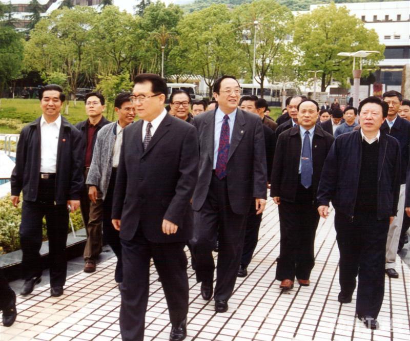 2003年5月，中共中央政治局常委李長(zhǎng)春視察清江