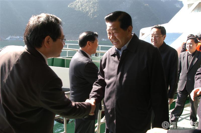 2004年11月，全國(guó)政協(xié)主席賈慶林視察清江